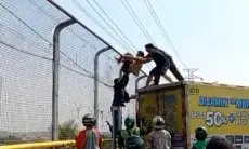 Warga dan Anggota TNI Berhasil Evakuasi Pria yang Hendak Loncat dari Jembatan Cinta