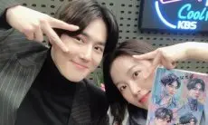 Suho EXO dan Kang Hanna Dicurigai Berkencan Berkat Inisial yang Mereka Buat