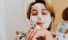 Serupa Tapi Tak Sama, Ini Bedanya Pembersih vs Pencuci Muka