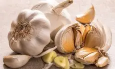 Bukan Hanya Jadi Bumbu Dapur, Ini Sederet Manfaat Bawang Putih untuk Atasi Ketombe