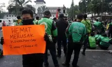 FOTO: Aksi Driver Ojek dan Taksi Online Tolak Tarif Murah