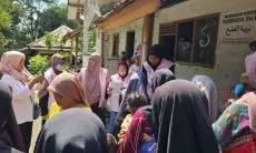 Sambut Hari Anak Nasional, YBM dan Srikandi PLN Gunung Putri Berikan Kebutuhan Balita di Kampung Ciherang Peuntas