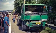 Kehilangan Kendali, Sebuah Truk Kontainer Terguling dan Menutup Jalan ruas Jalan Tol Cipularang, KM 111 jalur B Cikalongwetan 