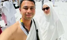 Dihadiahi Baliho Ucapan Selamat Datang, Gelar Haji dan Hajjah Raffi Nagita Jadi Sorotan Netizen