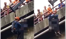 Detik-detik Evakuasi Pria Tergantung di Flyover Cimindi, Aksi Petugas Damkar yang Peluk dan Puk Puk Korban Jadi Sorotan