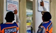 Aksi Oknum Dishub Hapus Tulisan Parkir Gratis di Minimarket Tuai Kecaman Netizen