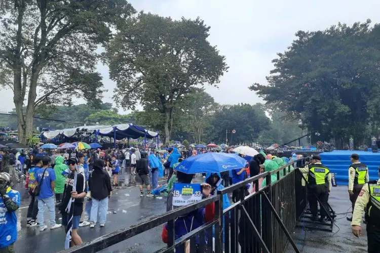 Hujan-hujanan, Ribuan Bobotoh Padati Jalan Diponegoro Menanti Kedatangan Persib Bandung 