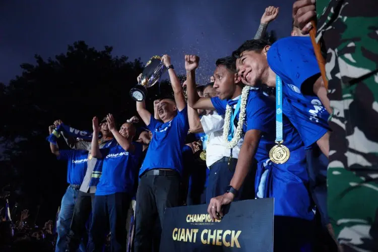 Angkat Trofi Persib, Bey Machmudin: Berat!