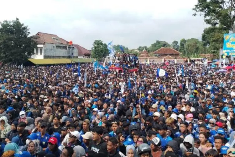 Umuh Muchtar Rayakan Pesta Juara Persib Sekaligus Perayaan Ultah ke-76 di Kediamannya
