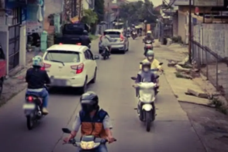 Setahun Lebih Dibiarkan Rusak, Pemda KBB Perbaiki Jalan Penghubung Bandung-Lembang di Desa Cihideung 