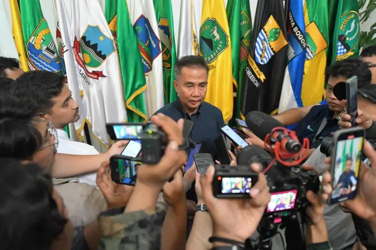 Bey Machmudin Minta Disdik Jabar Waspadai Lonjakan Pendaftar PPDB di Hari Terakhir