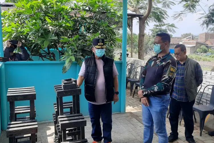 Sekda Herman Borong 10 Rak Tanaman, Hasil Olahan Limbah Plastik