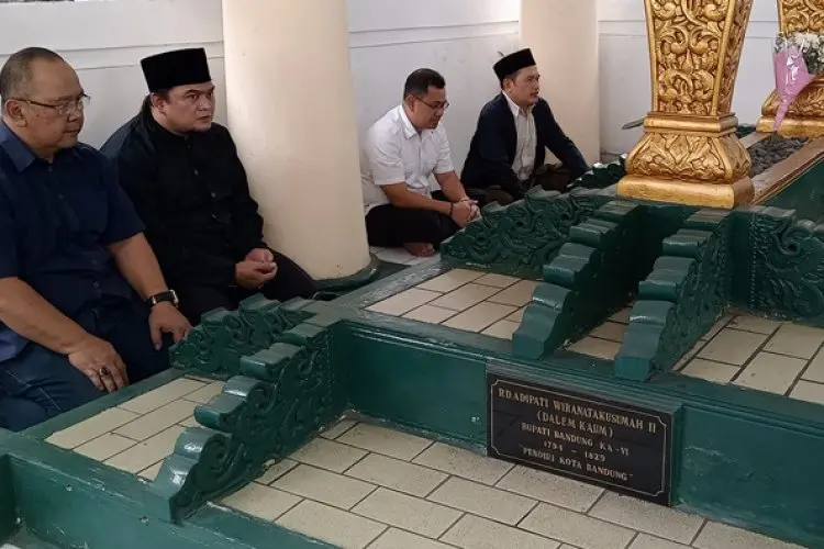 Miliki Garis Keturuan RA Wiranatakusumah II, Bacawalkot Bandung Arfi Rafnialdi Ziarah ke Makam Pendiri Bandung 
