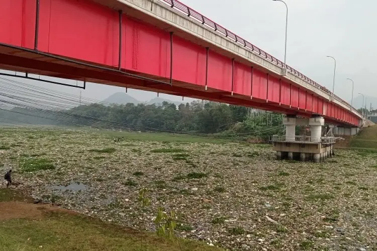 Sampah Tutupi Sungai Citarum Batujajar, Warga Sebut Pemandangan di Jembatan Callender-Hamilton Terganggu