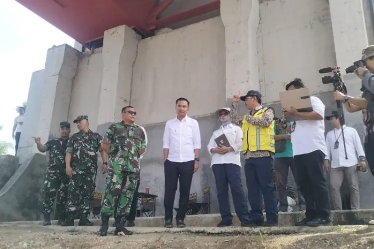 Lautan Sampah di Kolong Jembatan BBS Batujajar, Bey Machmudin Minta Stop Buang Sembarangan