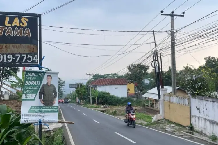 Dipasang Sembarang, Warga Sebut APS Bacalon Bupati Bandung Barat Menganggu dan Mengancam Pengendara Jalan