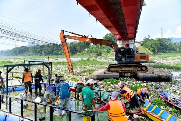 Pemprov Jabar Bakal Angkut Sampah Sungai Citarum ke TPPAS Sarimukti