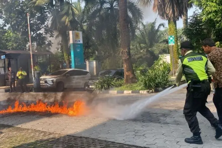 PLN UP3 Depok Gelar Simulasi Penggunaan Alat Proteksi Kebakaran Jelang Idul Adha 2024