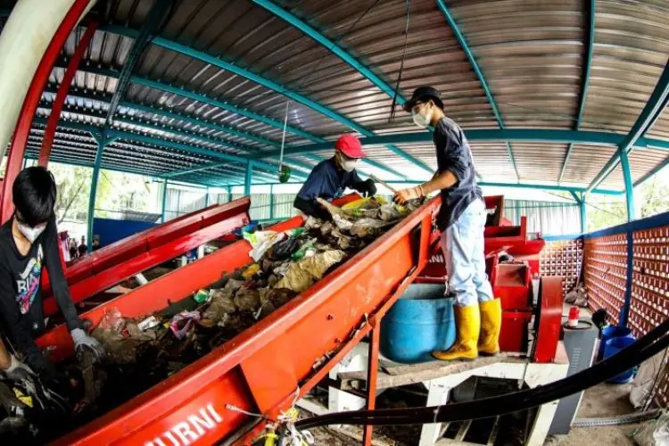 Belajar Kelola Sampah Lewat Baca Sajak di TPST Baksil