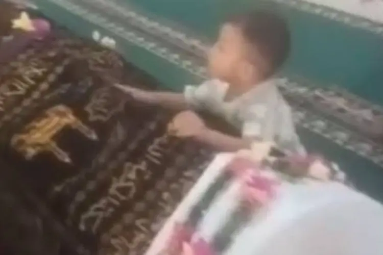 Sedih! Anak Ini Menangis di Depan Keranda Sang Ibu 'Mamak Mana?'