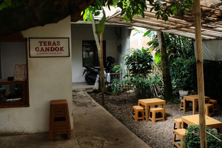 Viral Teras Gandok di Sekitaran Cikapundung Bandung, Ternyata Tak Sekadar Kedai Kopi Biasa – Inilahkoran 