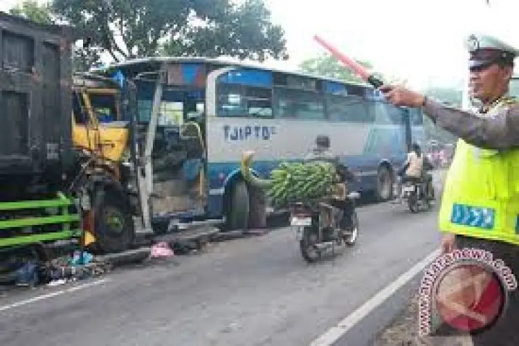 Truk vs Bus, Saru Orang Alami Luka Berat