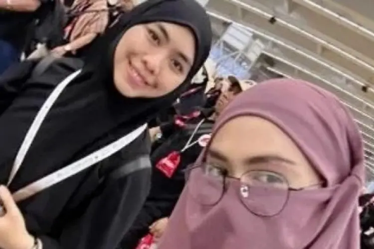 Bagikan Momen Lempar Jumrah, Netizen Salfok ke Wajah Ria Ricis yang Memar