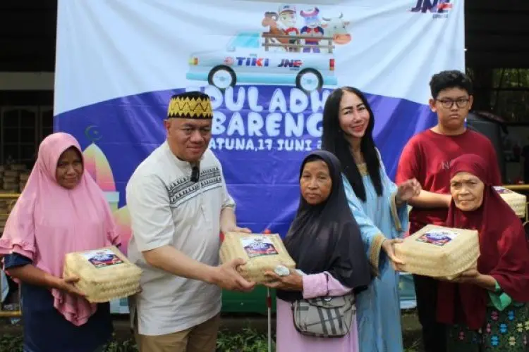 Komitmen JNE dan Tiki Bagikan Daging Hewan Kurban dengan Besek Bambu