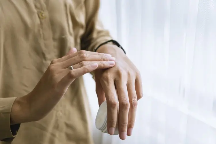 Lawan Kulit Kering Akibat Cuaca Ekstrim dengan Hydrating Skincare: Rahasia Wajah Lembut dan Kenyal