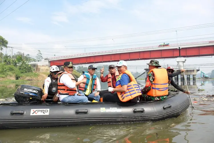 Sekda Herman Suryatman: Pembersihan Sampah di Kawasan Jembatan BBS Batujajar Terus Dilanjutkan 
