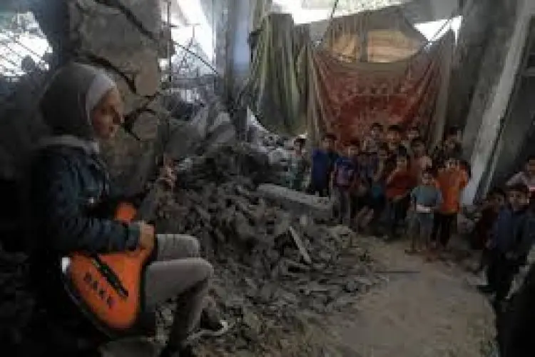 Petikan Gitar Rahaf Naser Pelipur Lara Anak-anak Gaza