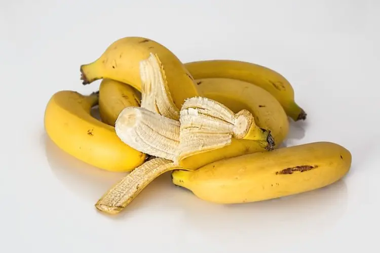 Simak 4 Tips Perawatan Wajah Bercahaya Hanya dengan Kulit Pisang