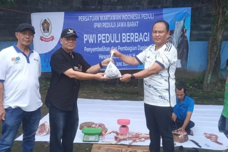 Merayakan Idul Adha 1445 H, PWI Peduli Jabar Berbagi Hewan Kurban