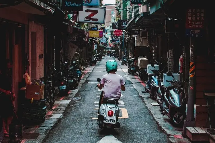 Skutikmu Aman di Turunan, Hindari Rem Blong dengan Tips Jitu Ini!