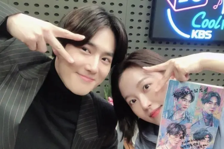 Suho EXO dan Kang Hanna Dicurigai Berkencan Berkat Inisial yang Mereka Buat