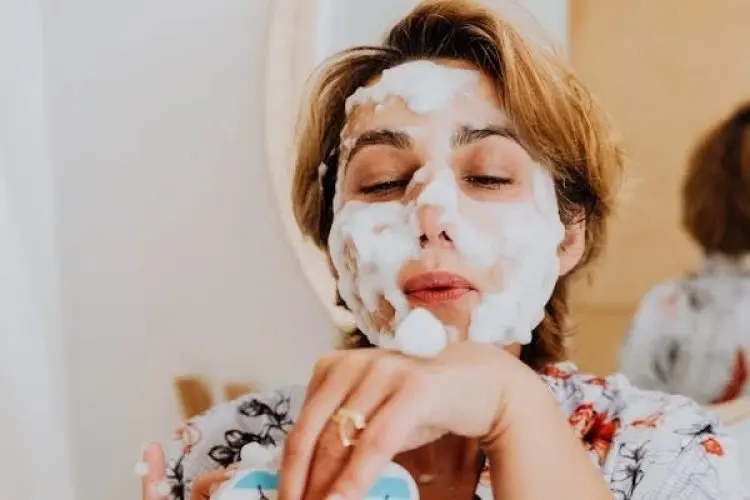 Serupa Tapi Tak Sama, Ini Bedanya Pembersih vs Pencuci Muka