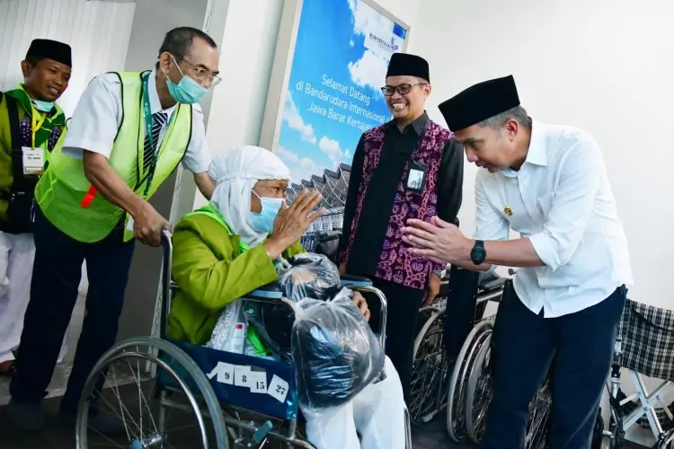 Bey Machmudin Sambut Kedatangan 440 Jemaah Haji Kloter 1 di BIJB Kertajati