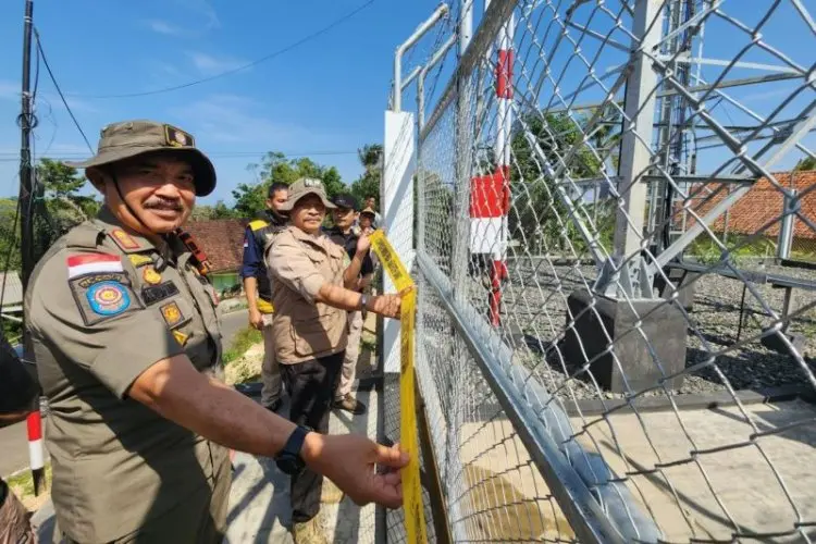 Satpol PP Garut Segel 11 Tower Telekomunikasi Tidak Berizin