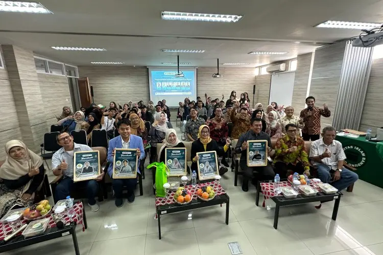 Mahasiswa Mikom Unisba Angkatan 2023 Gelar Seminar Pengaruh Media Terhadap Masyarakat di Era Digital