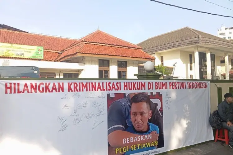 Jelang Sidang Praperadilan, Spanduk Bebaskan Pegi Terpajang di PN Bandung