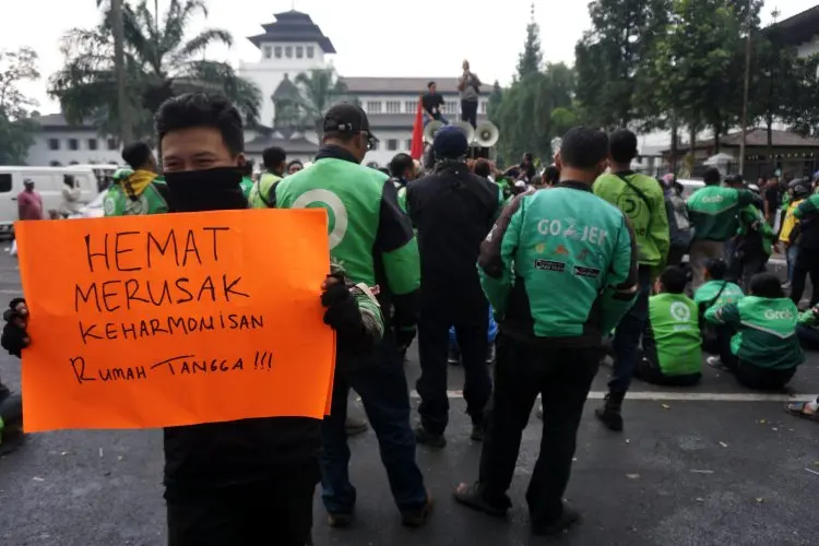 FOTO: Aksi Driver Ojek dan Taksi Online Tolak Tarif Murah