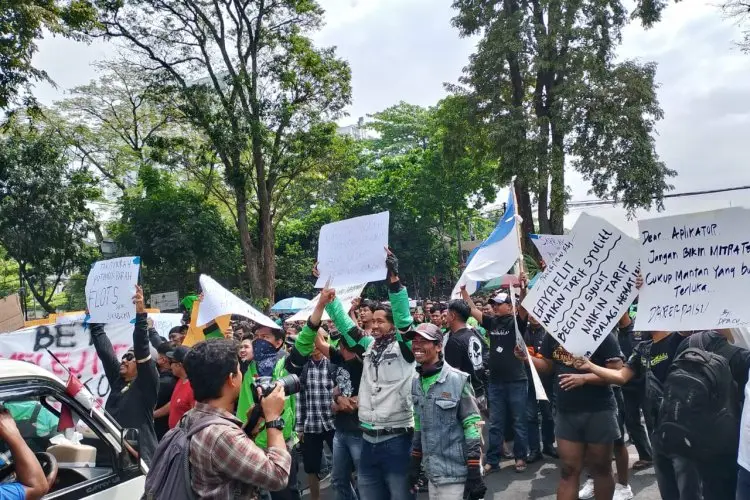 Ratusan Ojol Geruduk Gedung Sate Bandung, Minta Bantuan Pemerintah Tegur Aplikator Soal Tarif Murah