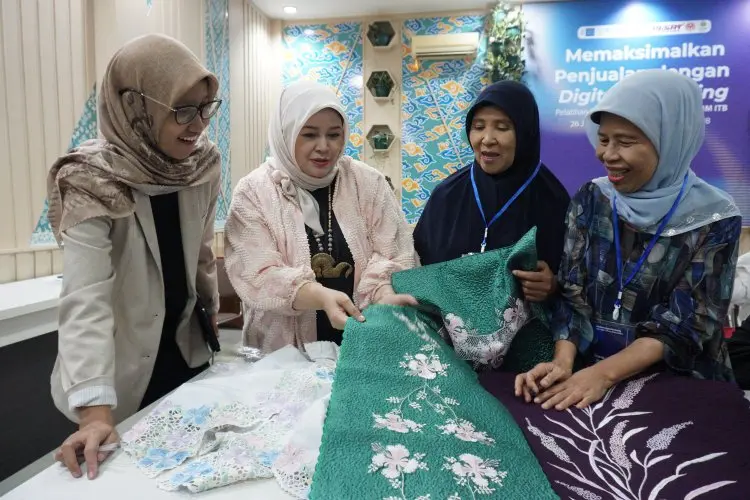 SBM ITB dan Dekranasda Jawa Barat Berikan Pelatihan Digital Marketing Kepada 41 UMKM