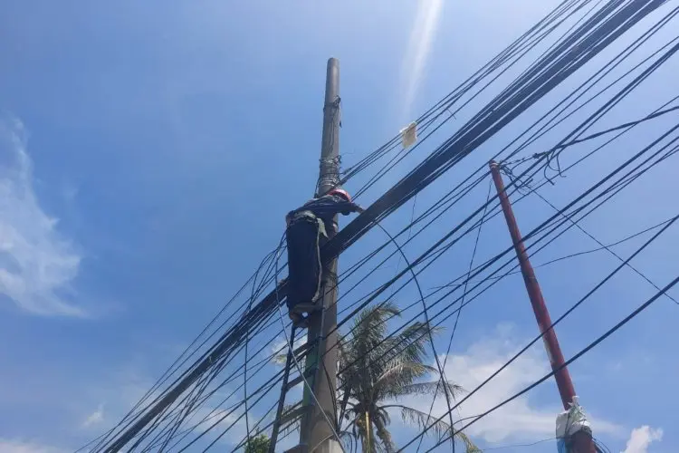 PLN Icon Plus-Diskominfo Subang Kolaborasi Menata Kabel Fiber Optik