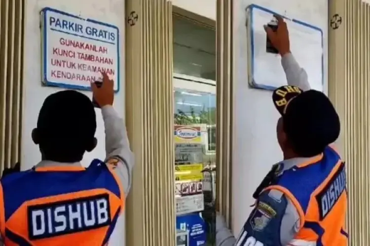 Aksi Oknum Dishub Hapus Tulisan Parkir Gratis di Minimarket Tuai Kecaman Netizen