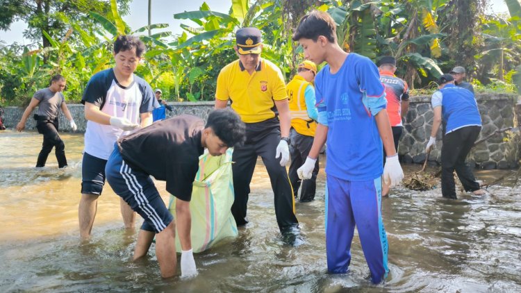 Program SKCK Goes to School Ajak Pelajar Bersih-bersih Sungai Ciliwung 