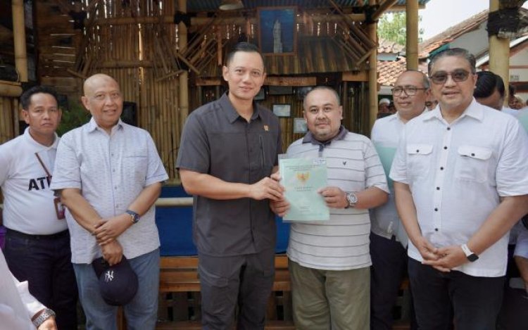 AHY Serahkan Sertifikat Tanah Door to Door ke Warga di Kabupaten Bandung