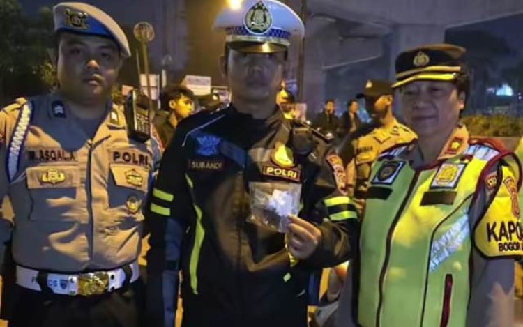 Perwira Satlantas Polresta Bogor Kota Ringkus Pemuda Pembawa Paket Ganja di Jalan Sholeh Iskandar 