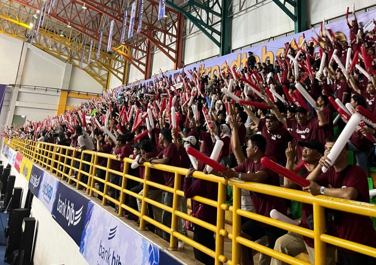 Dukungan Setia Diperlihatkan Suporter Tim Voli BIN pada Ajang Proliga 2024 di Bandung