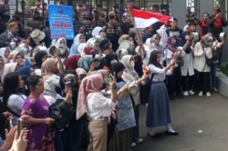 Emak-emak Geruduk DPRD Jabar, Protes PPDB 2024 Tidak Berpihak pada Masyarakat Bawah